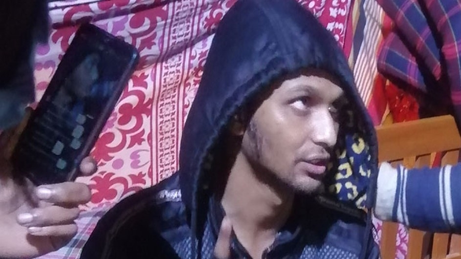 শাবির এক শিক্ষককে ফেনসিডিল দিতে গিয়ে নিরাপত্তাকর্মী আটক