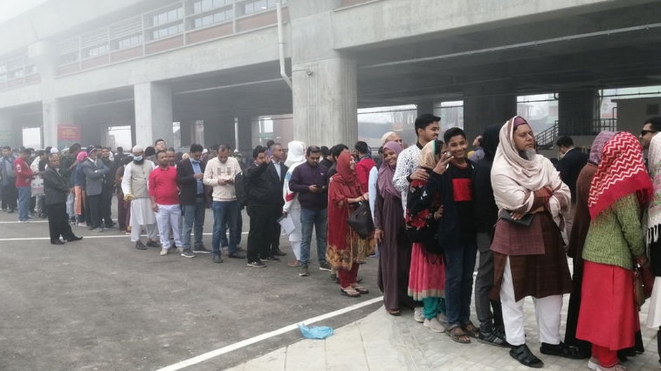 শীতের সকালে মেট্রোরেলে উঠতে হাজার মানুষের দীর্ঘ লাইন