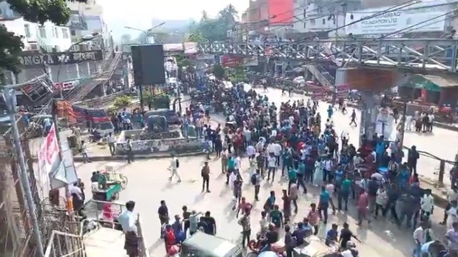 সায়েন্সেল্যাব মোড় অবরোধ করেছেন সাত কলেজের শিক্ষার্থীরা