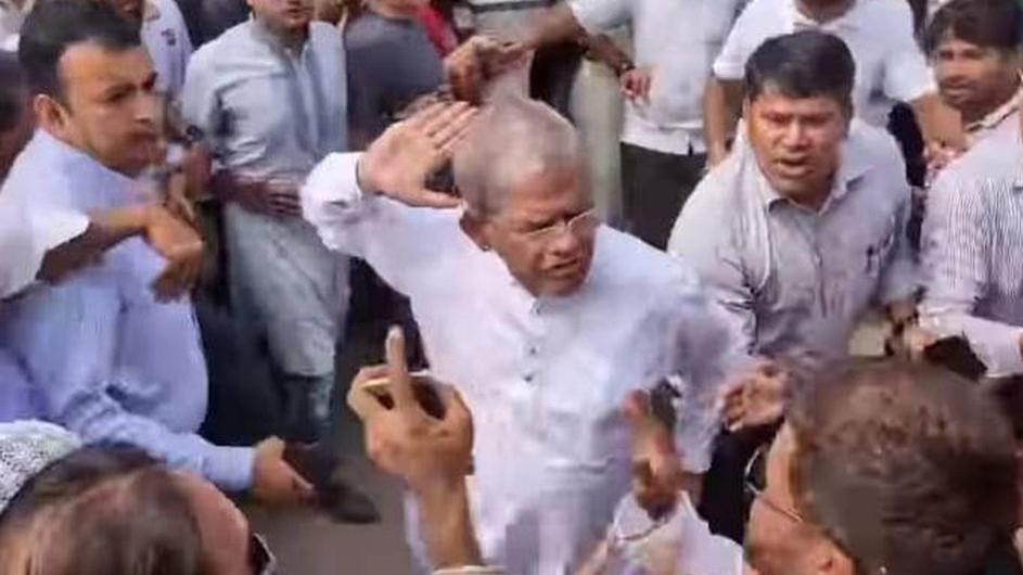 মেজাজ হারিয়ে কর্মীকে থাপ্পড় মারলেন মির্জা ফখরুল