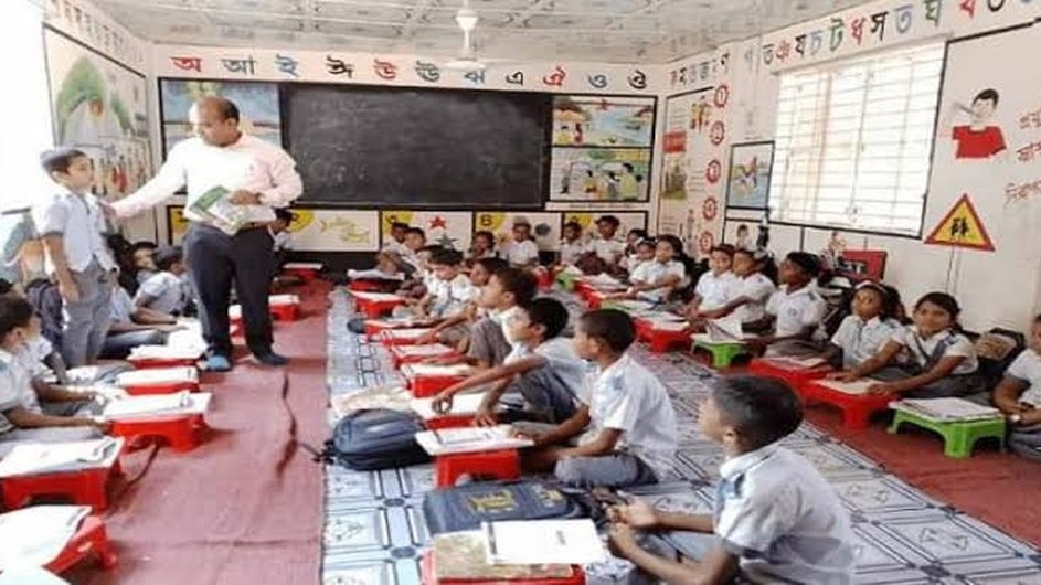 সময় পেলেই বিদ্যালয়ে ছুটে গিয়ে প্রাথমিক শিক্ষার্থীদের ক্লাস নেন ইউএনও