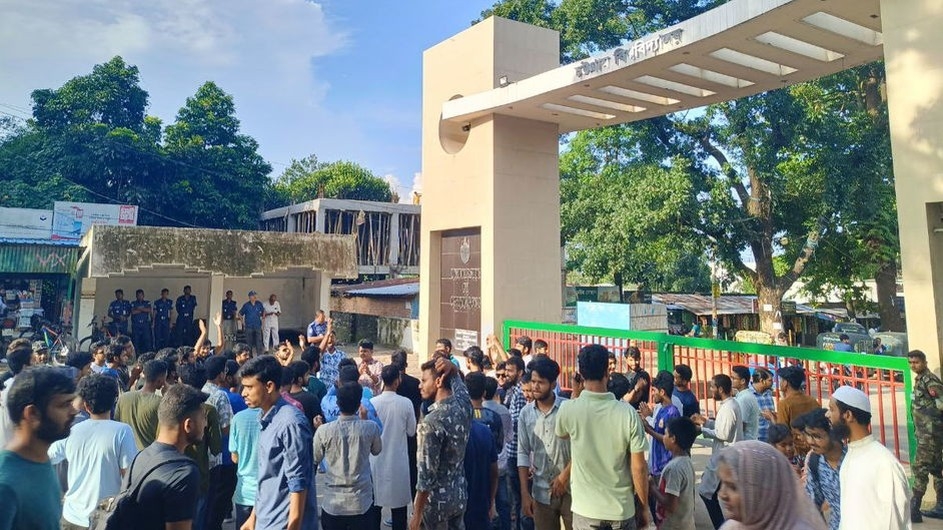 মূল ফটকে তালা দিয়ে আন্দোলনে চবি ছাত্রলীগের দুটি গ্রুপ