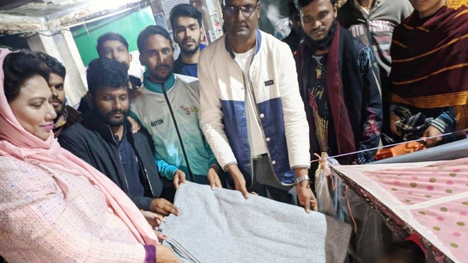 রাবিতে নবজাগরণ ফাউন্ডেশনের উদ্যোগে শীতার্তদের মাঝে কম্বল বিতরণ