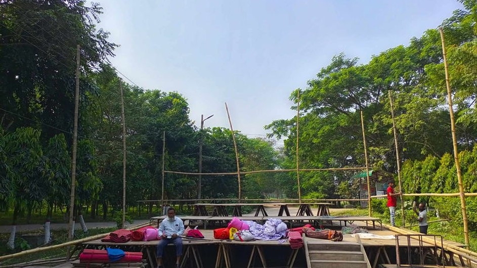 বেরোবিতে সড়ক অবরোধ করে বিতর্কমঞ্চ,অস্বস্তিতে শিক্ষার্থীরা