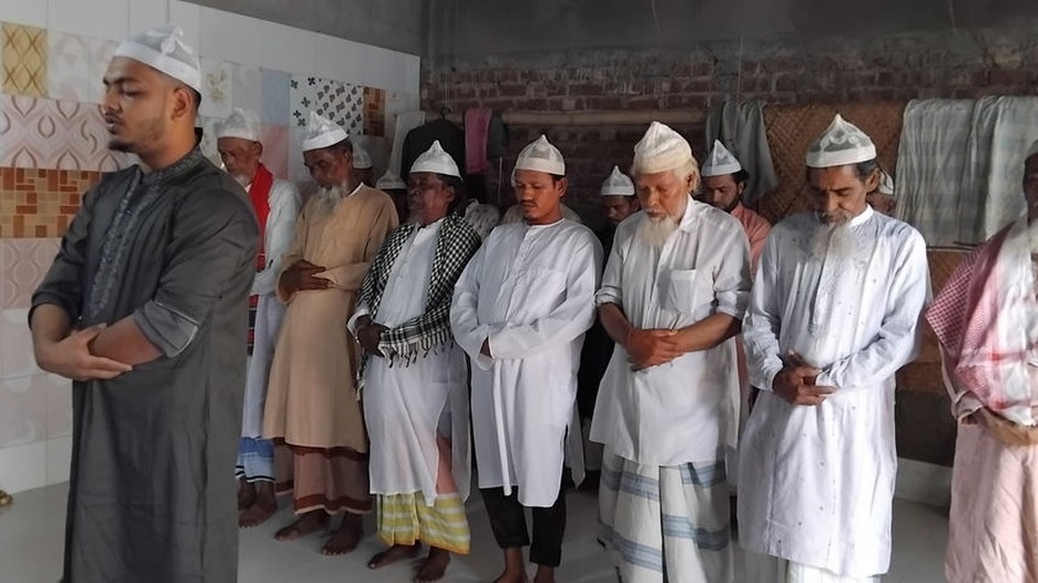 সৌদির সঙ্গে মিল রেখে নোয়াখালীর ৪ গ্রামে ঈদুল ফিতরের জামাত অনুষ্ঠিত