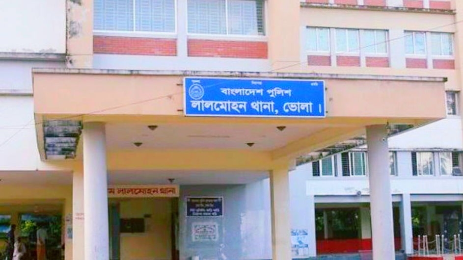 মায়ের কোল থেকে ছিটকে পড়ে শিশুর মৃত্যু