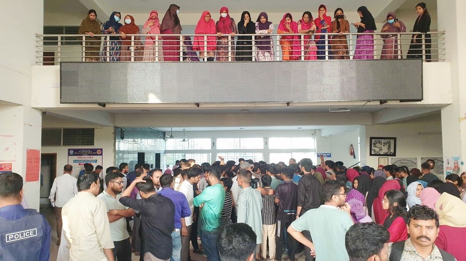 শহীদ মনসুর আলী মেডিকেলে শিক্ষকের গুলিতে শিক্ষার্থী আহত