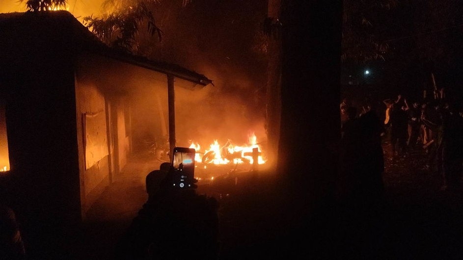 উত্তাল রাবি ক্যাম্পাস , স্থানীয়দের সঙ্গে সংঘর্ষে আহত অর্ধশতাধিক শিক্ষার্থী