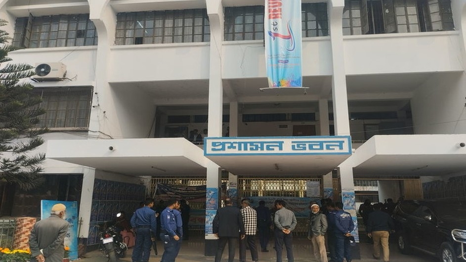 ইবিতে ফের তালা লাগিয়ে আন্দোলন; নিরাপত্তায় পুলিশ মোতায়েন