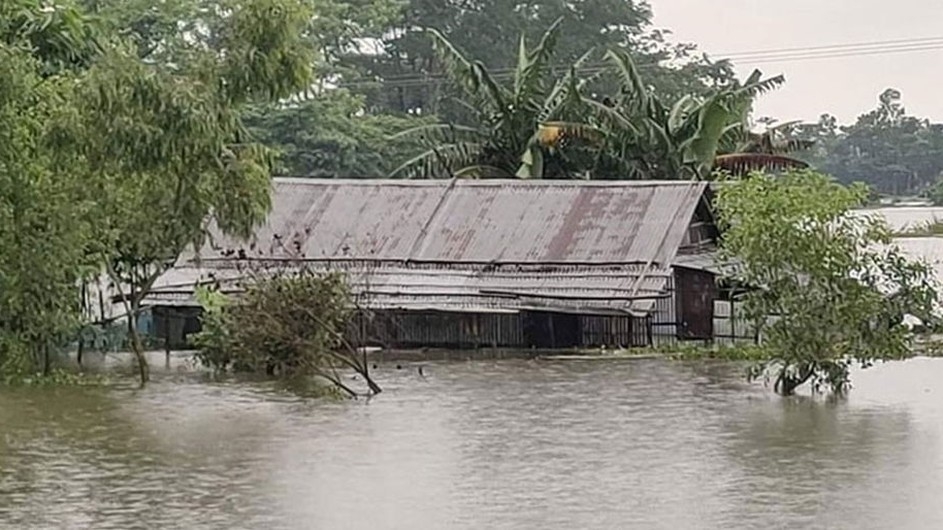 সুনামগঞ্জে বন্যা পরিস্থিতির অবনতি, আশ্রয়কেন্দ্রে বাড়ছে বানভাসি মানুষ