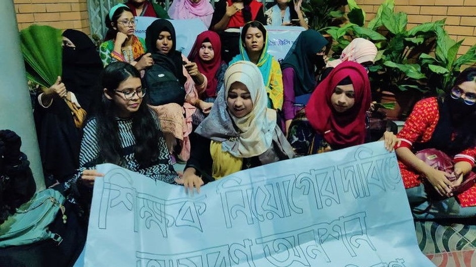 বশেমুরবিপ্রবিতে শিক্ষার্থীদের অনশন-আন্দোলন; একাডেমিক-প্রশাসনিক কার্যক্রম বন্ধ!