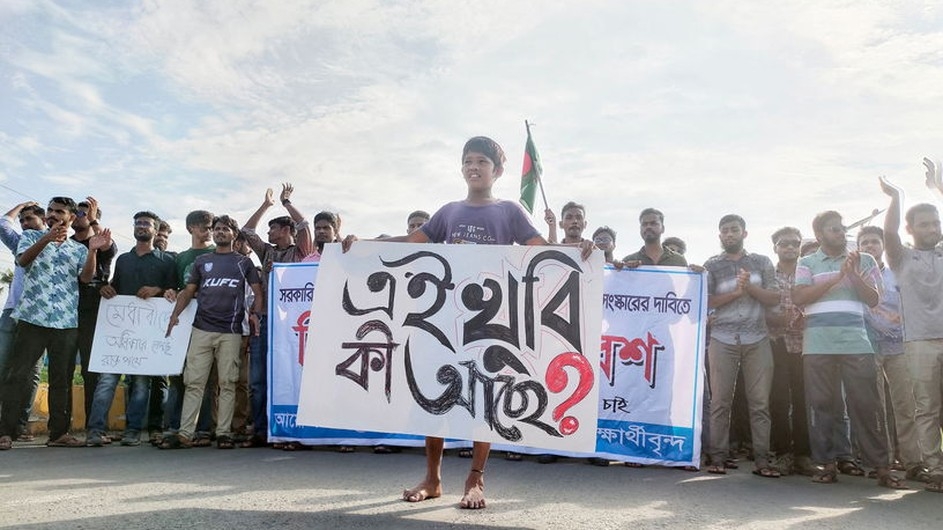 কোটা পুনর্বহালের রায় বাতিলের দাবিতে খুবি শিক্ষার্থীদের শিববাড়ি অবরোধ