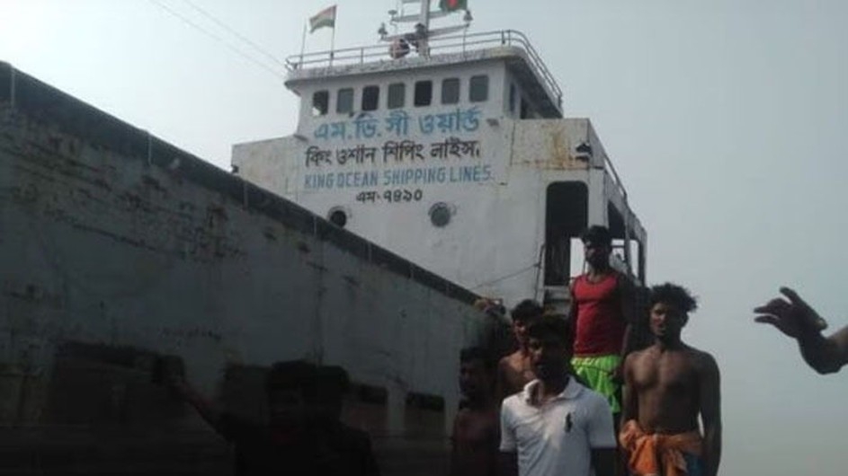 ফের পশ্চিমবঙ্গে ডুবলো বাংলাদেশি জাহাজ, উদ্ধার ১২