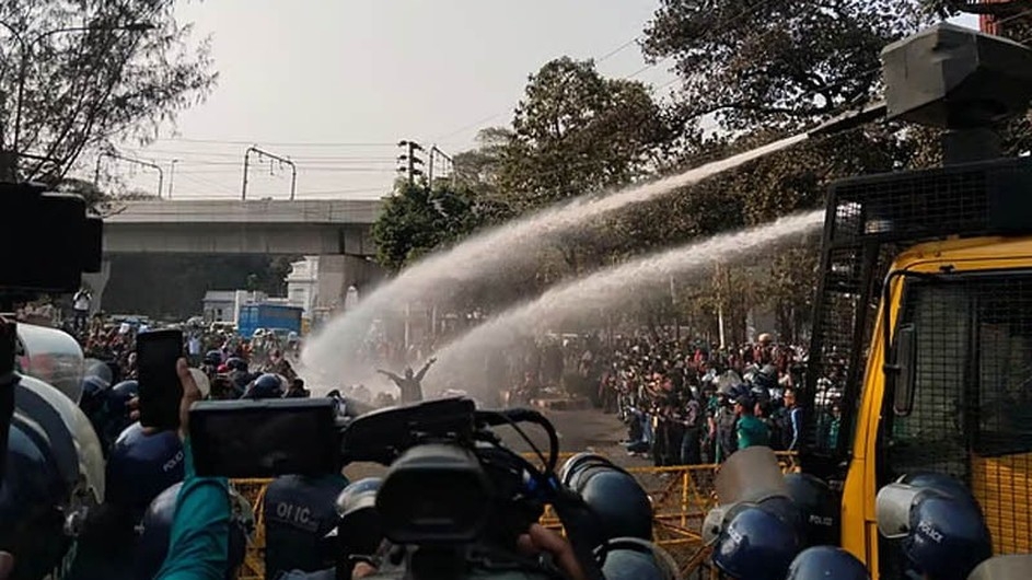 আন্দোলনরত শিক্ষকদের ছত্রভঙ্গ করতে পুলিশের জলকামান