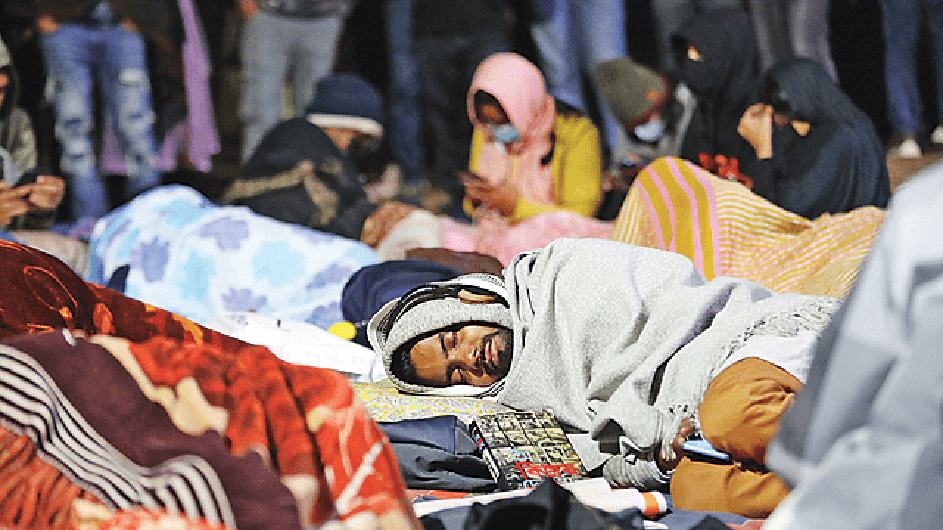 ২৪ অনশনকারী শীতের সারা রাত ছিলেন উপাচার্যের বাসভবনের সামনে