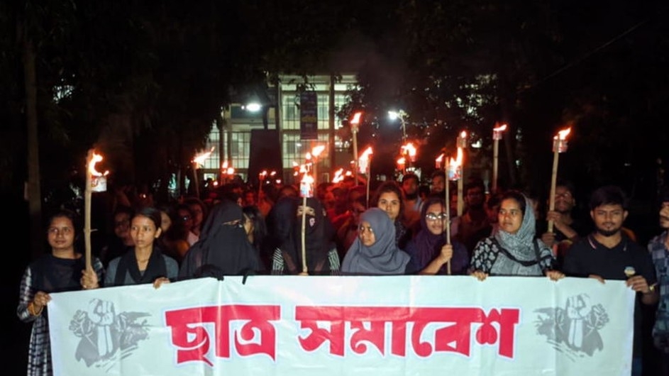 হামলার প্রতিবাদে জাবিতে শিক্ষার্থীদের মশাল মিছিল
