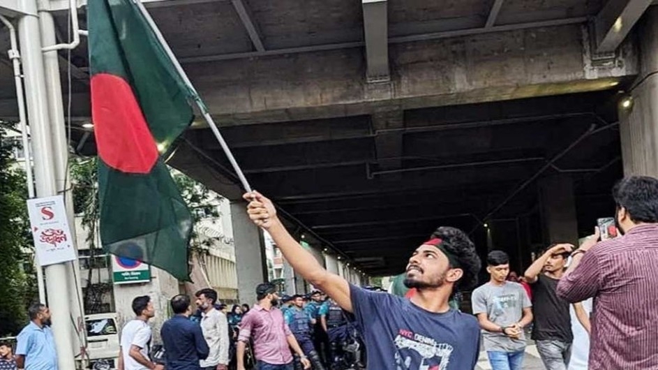 এক হাত নেই, তবুও পতাকা নিয়ে কোটা আন্দোলনে তরুণ