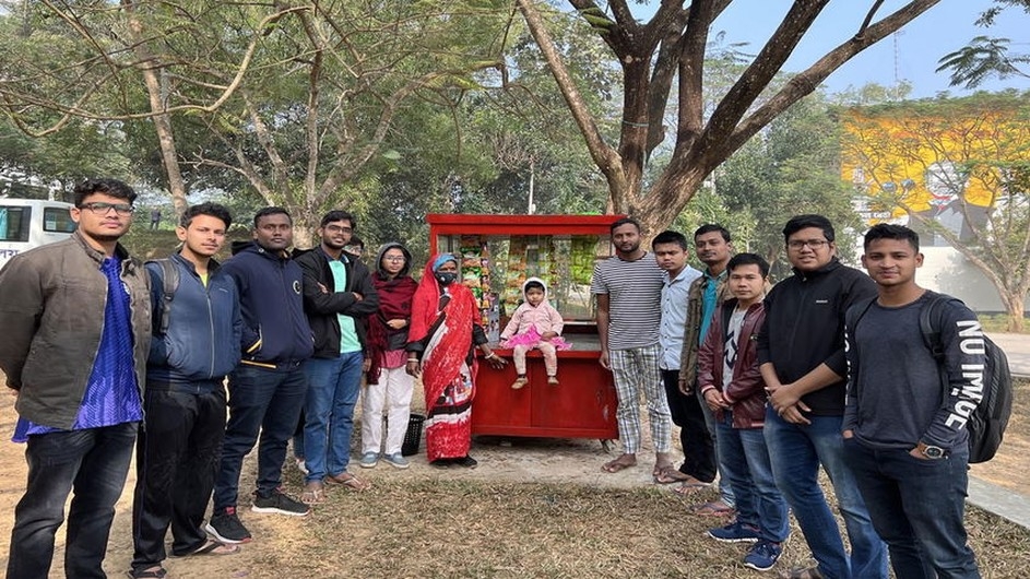 কুবি শিক্ষার্থীরা ঝালমুড়ি বিক্রেতা খালাকে ভ্যান উপহার দিলেন