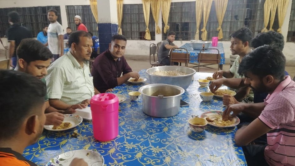 শিক্ষার্থীদের সাথে বসে রাতের খাবার খেলেন ইবির জিয়া হল প্রভোস্ট