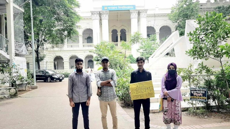 ‘গুচ্ছে মাইগ্রেশন বহাল চাই’ প্ল্যাকার্ডে গুচ্ছে ভর্তিচ্ছুদের মানববন্ধন