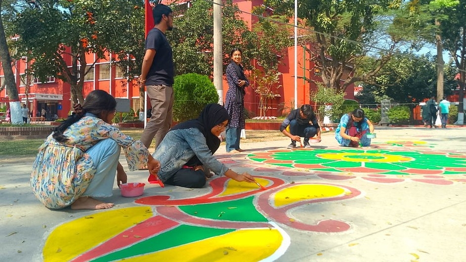 বসন্তের আগমনী বার্তায় আলপনায় সাজছে রাজশাহী কলেজ