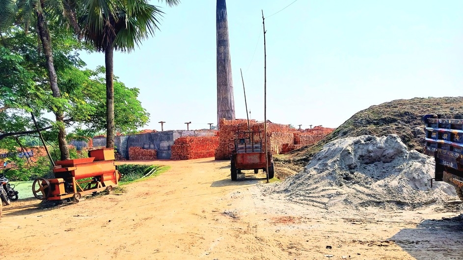 অবৈধ ইটভাটায় বিপন্ন পরিবেশ, খবর পেয়ে ছুটে গেলেন তালার এসিল্যান্ড