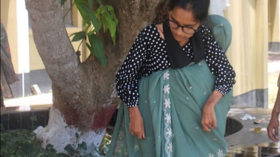 মায়ের কোলে চেপে বিশ্ববিদ্যালয় ভর্তি পরীক্ষায় মীম