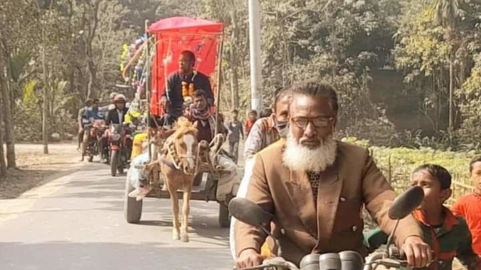 সুসজ্জিত ঘোড়ার গাড়িতে প্রধান শিক্ষককে বিদায় জানালো ক্ষুদে শিক্ষার্থী ও সহকর্মীরা