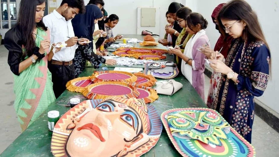 খুবিতে রং-তুলির আঁচড়ে বাংলা নববর্ষ উদযাপনের প্রস্তুতি