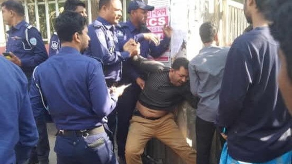 কুবি ছাত্রলীগের সাবেক আহ্বায়ককে মারধর করে পুলিশের কাছে হস্তান্তর