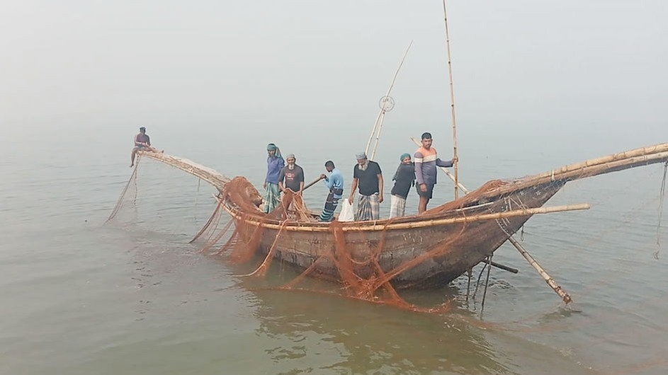 নিষেধাজ্ঞা শেষ হচ্ছে মধ্যরাতে, কাল থেকে ইলিশ ধরা শুরু