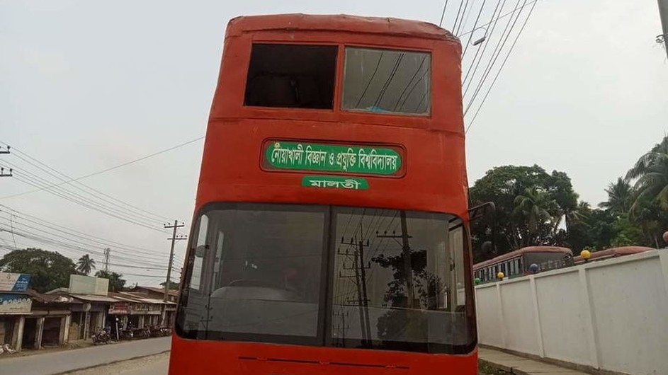 নোবিপ্রবিতে সকালে বাস নিয়ে আন্দোলন, দুপুরে বাসের গ্লাস ভেঙ্গে শিক্ষার্থী আহত