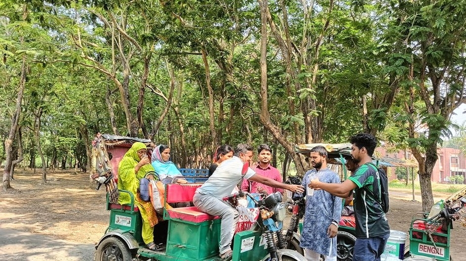 তীব্র গরমে জাবির তিন শিক্ষার্থীর উদ্যোগে ফ্রি শরবত বিতরণ