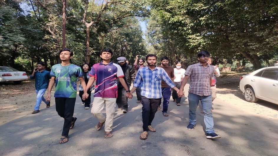 জাবি ছাত্রের বিরুদ্ধে ছাত্রীকে ধর্ষণের অভিযোগ: বিচারের দাবিতে বিক্ষোভ মিছিল