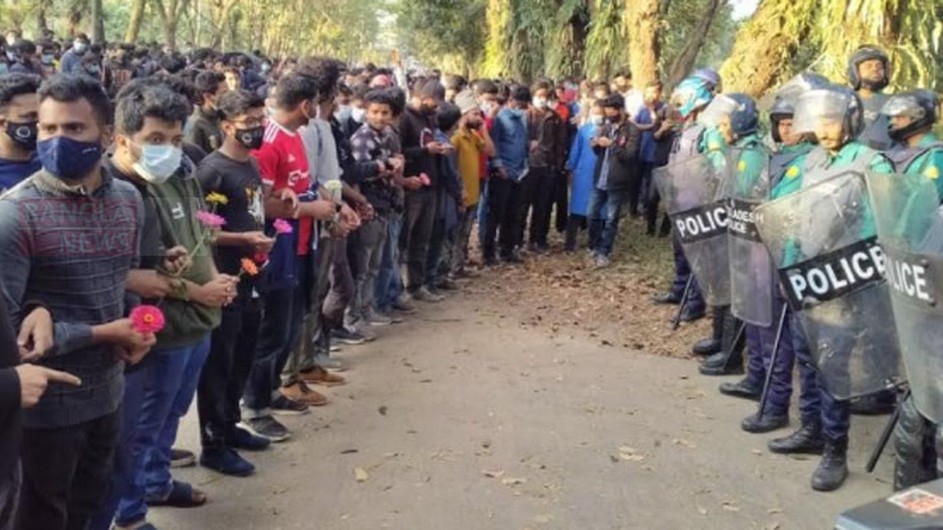 শিক্ষার্থীরা নিয়ে এলো ফুল, ফিরিয়ে দিল পুলিশ