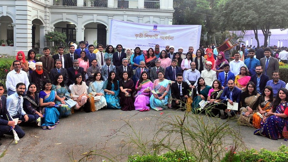 ঢাবি’র সর্বোচ্চ সিজিপিএ প্রাপ্ত কৃতী শিক্ষার্থীদের সংবর্ধনা প্রদান