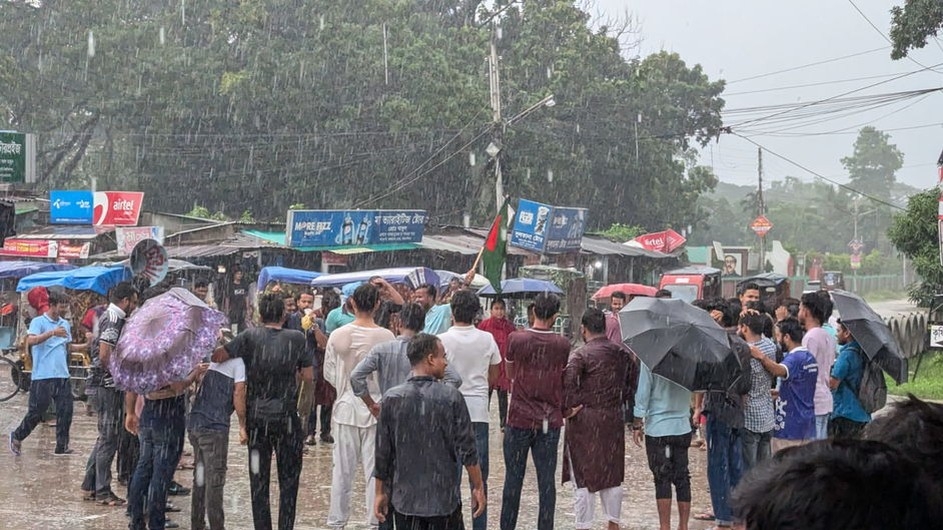 বৃষ্টিতে ভিজে সারাদেশে শিক্ষার্থীদের উপর হামলার প্রতিবাদে বাকৃবিতে বিক্ষোভ