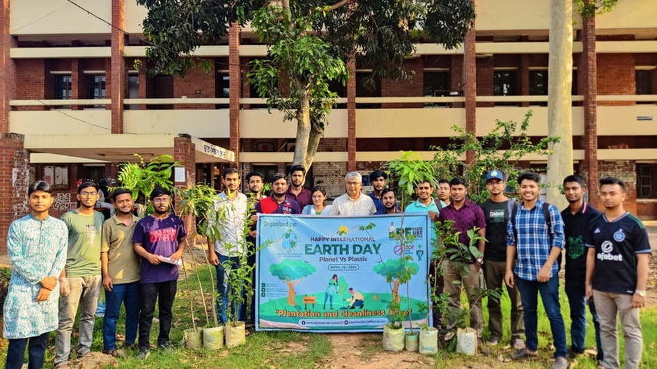 বিশ্ব ধরিত্রী দিবসে জাবি আর্থ সোসাইটির বৃক্ষরোপণ কর্মসূচি