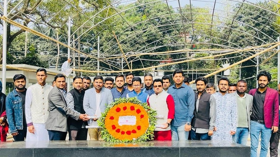 বঙ্গবন্ধুর প্রতিকৃতিতে ঢাবি মুক্তিযোদ্ধা সংসদ সন্তানের শ্রদ্ধা নিবেদন