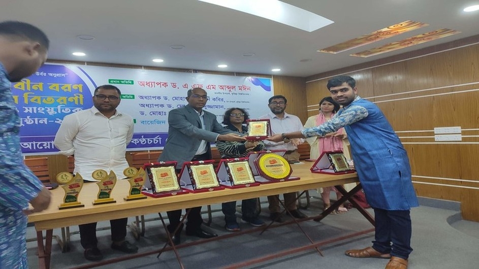 কুবিতে 'অনুপ্রাস' কন্ঠচর্চা কেন্দ্রের নবীনবরণ ও পুরস্কার বিতরণ