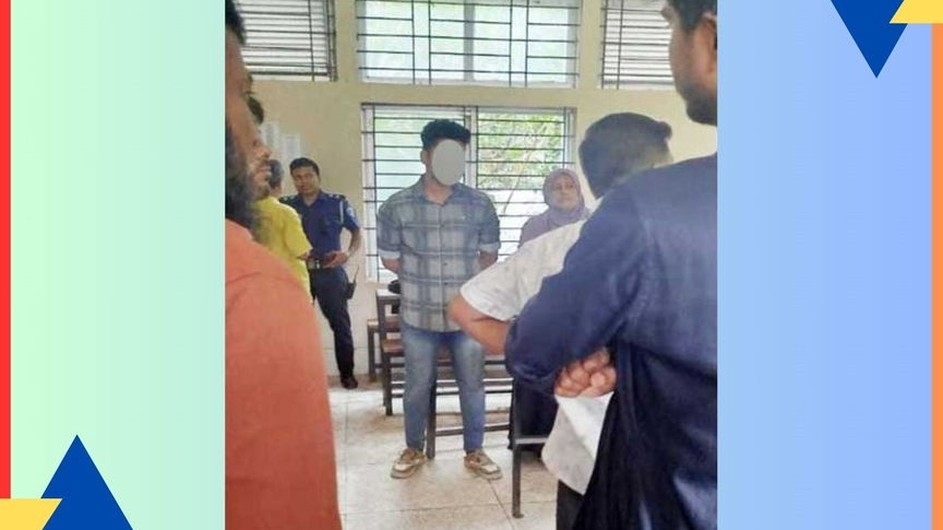 ক্লাসে শিক্ষকের ঘাড় ধরে কিল-ঘুষি মারল ছাত্র