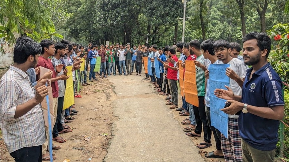 ১২ দফা দাবিতে চবির সোহরাওয়ার্দী হলে তালা ছাত্রলীগের
