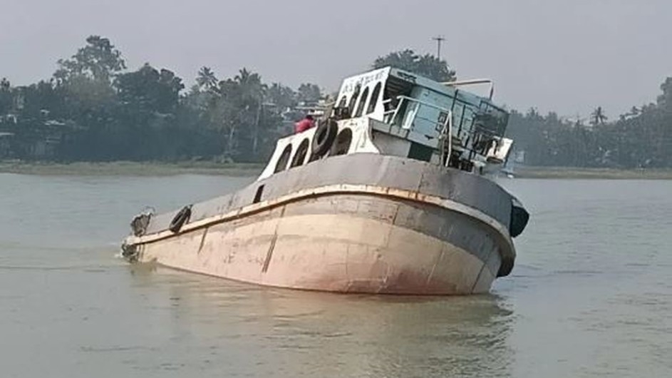 ভারত থেকে ফেরার পথে গঙ্গায় ডুবল ছাইবোঝাই বাংলাদেশি জাহাজ