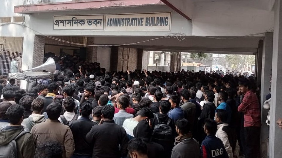 বিক্ষোভে উত্তাল রুয়েট, প্রশাসনিক ভবন তালা