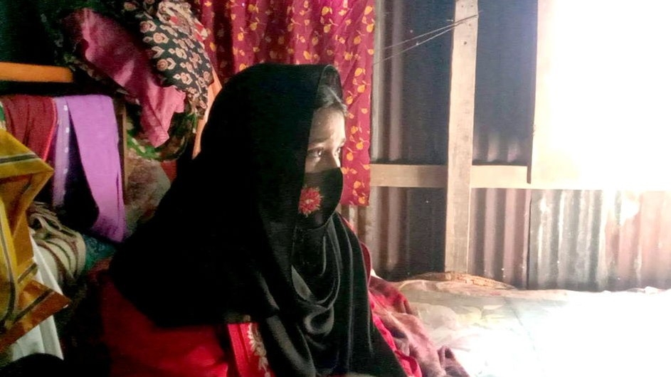 বিয়ের দাবিতে প্রেমিকের বাড়িতে তরুণীর অনশন