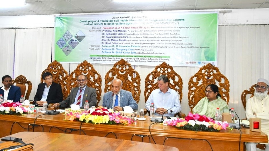 মাটির স্বাস্থ্য উন্নয়নে কৃষকদের নিয়ে গবেষণায় বাকৃবি