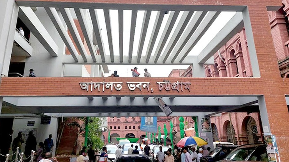 আদালতের কর্মচারীদের বিরুদ্ধে আইনজীবীকে মারধরের অভিযোগ: ৩ সদস্যের তদন্ত কমিটি গঠন