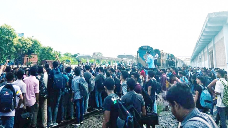 রাজশাহীতে ট্রেনের সামনে শুয়ে ভর্তি–ইচ্ছুক শিক্ষার্থীদের বিক্ষোভ