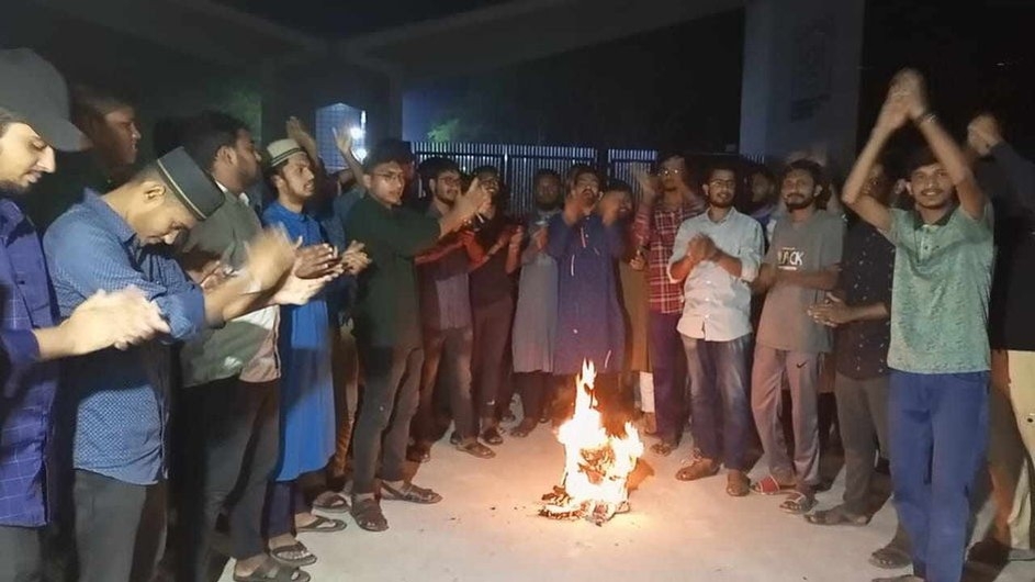 বেরোবিতে প্রথম আলো ও ডেইলি স্টার পত্রিকা পুড়িয়ে বয়কটের ডাক