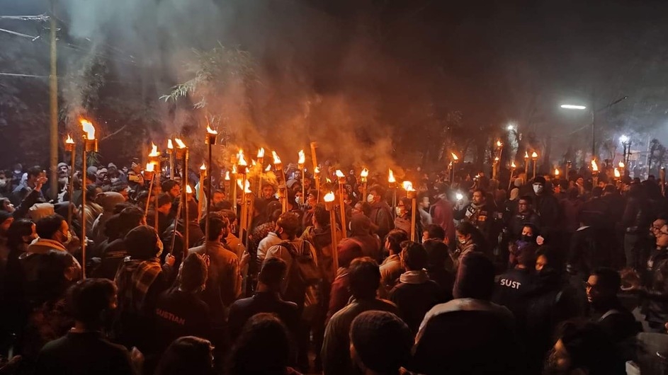 ভিসির পদত্যাগ দাবিতে মশাল মিছিল, অনশন অব্যাহত